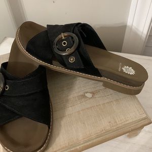 Yellow box black dressy slide size 7